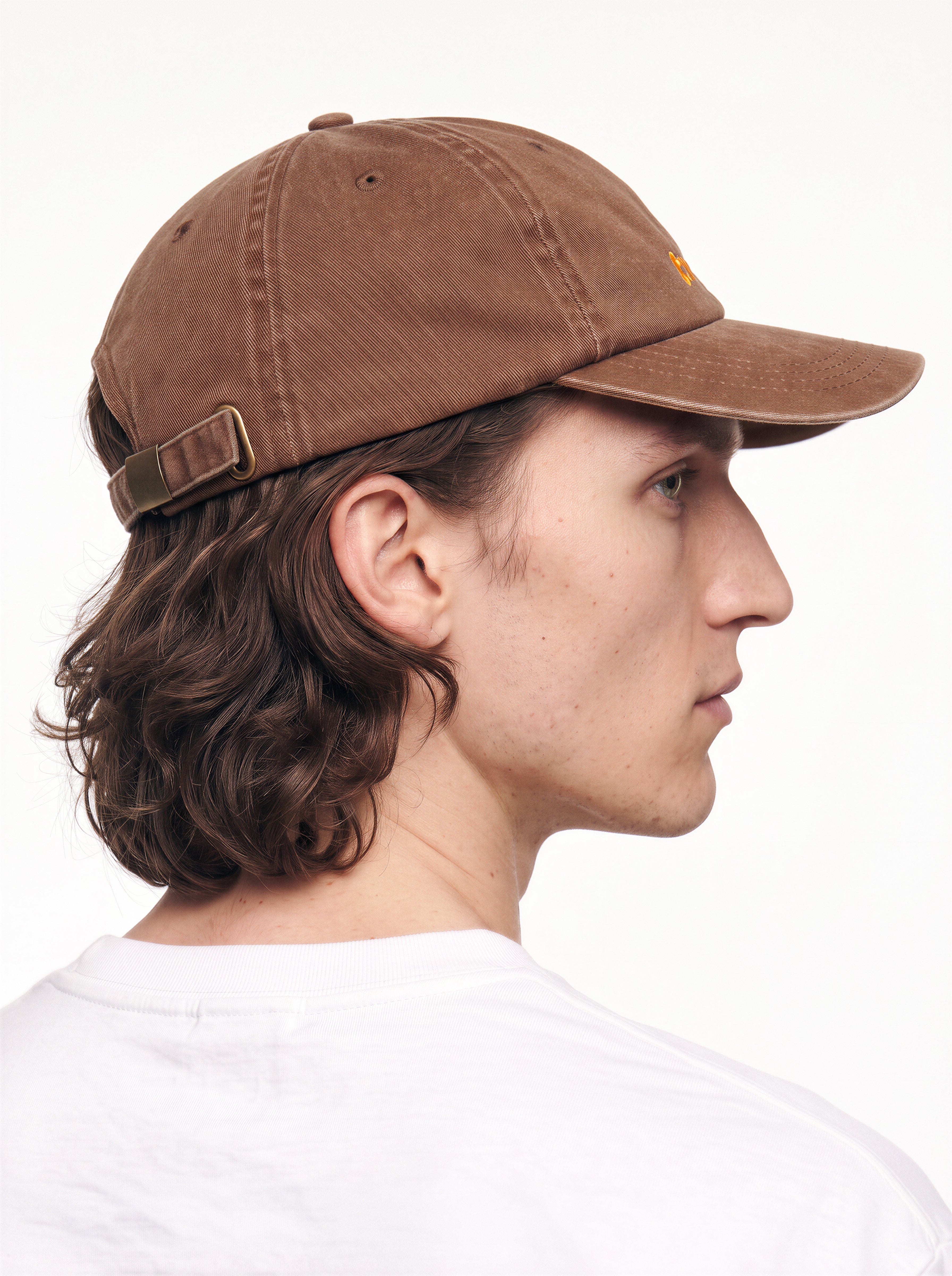 Gorra WE ARE NOT FRIENDS Hello & Goodbye Marrón, modelo lateral