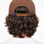 Gorra WE ARE NOT FRIENDS Hello & Goodbye Marrón, modelo trasera