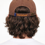 Gorra WE ARE NOT FRIENDS Hello & Goodbye Marrón, modelo trasera