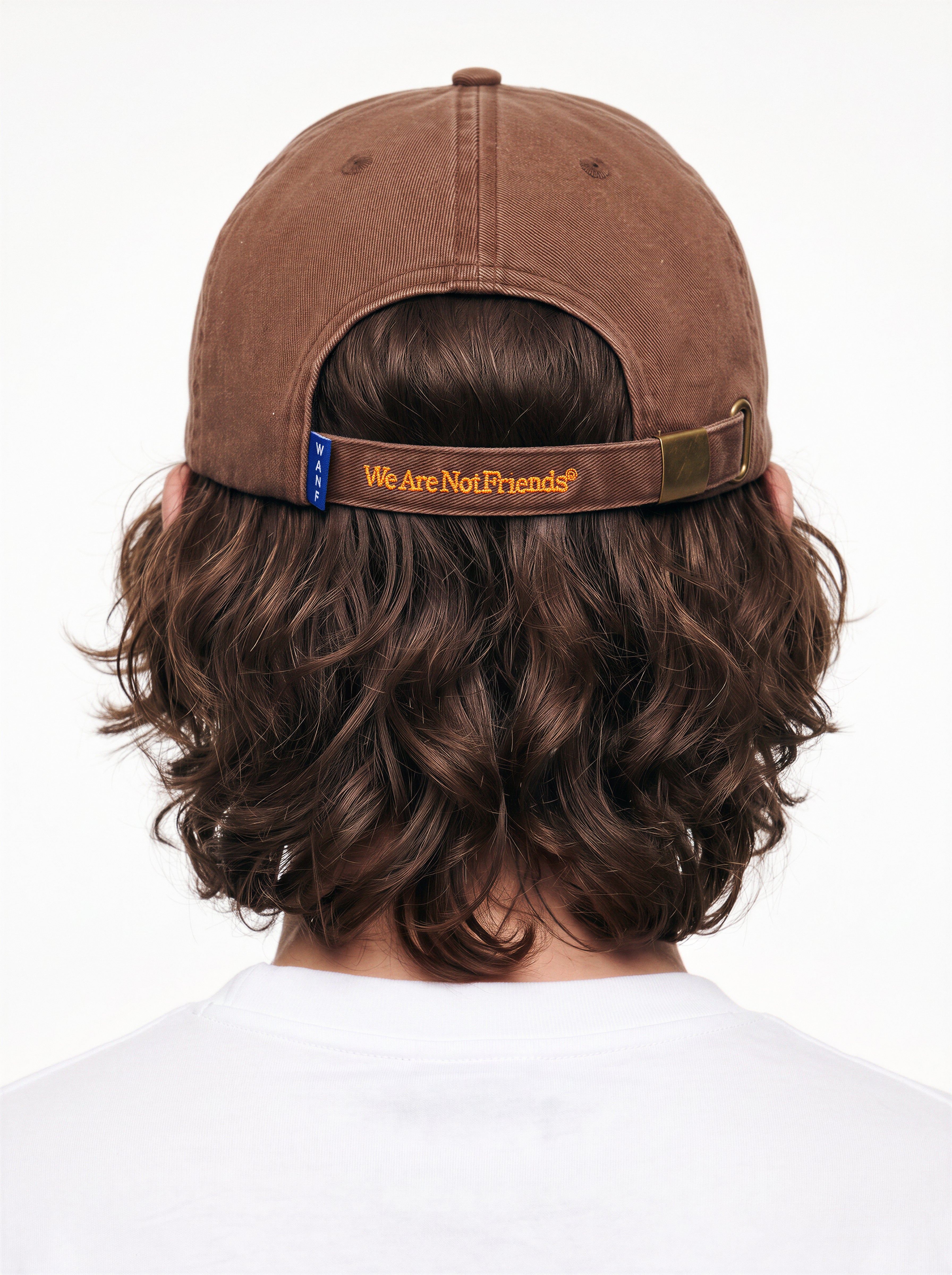 Gorra WE ARE NOT FRIENDS Hello & Goodbye Marrón, modelo trasera