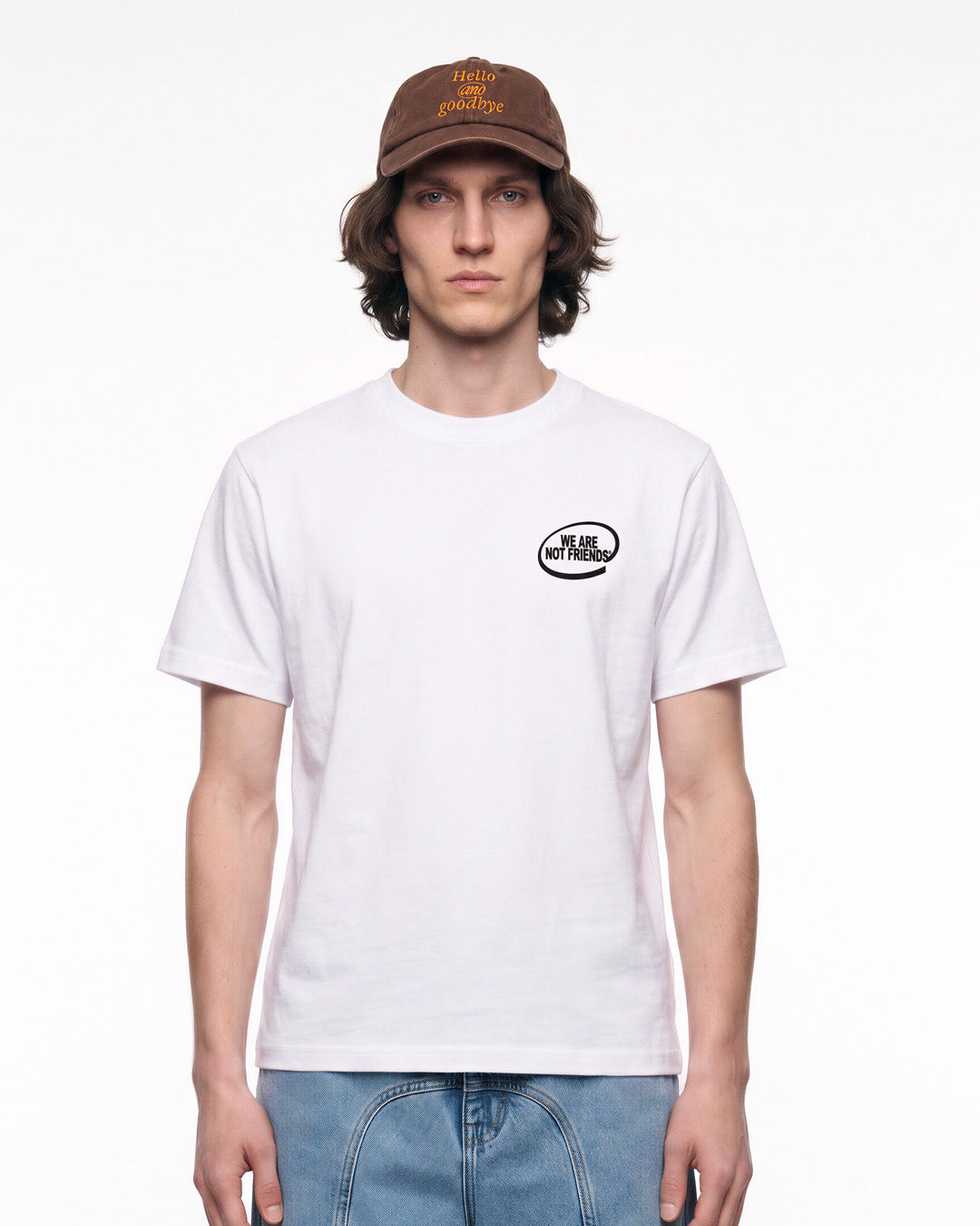 Camiseta WE ARE NOT FRIENDS Hello & Goodbye Blanca, modelo frontal