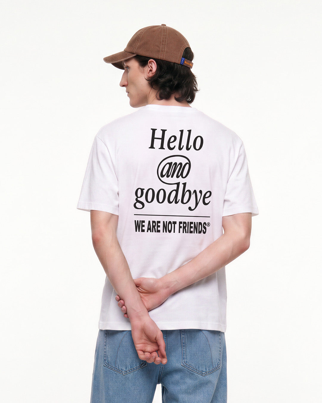 Camiseta WE ARE NOT FRIENDS Hello & Goodbye Blanca, modelo espalda