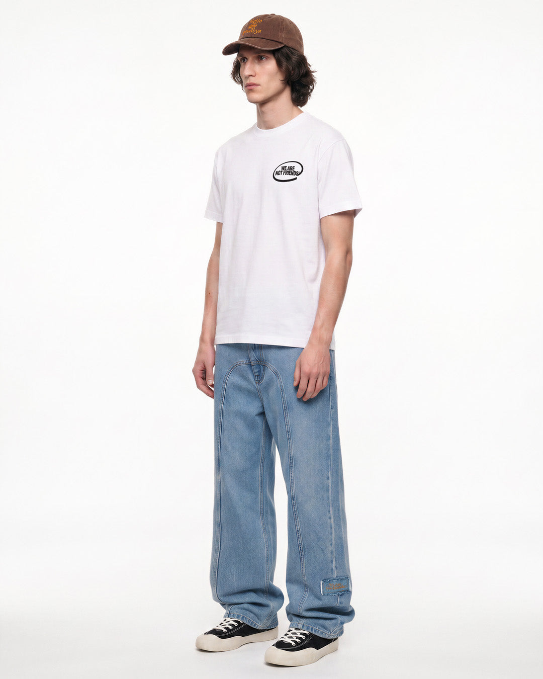 Camiseta WE ARE NOT FRIENDS Hello & Goodbye Blanca, modelo cuerpo entero