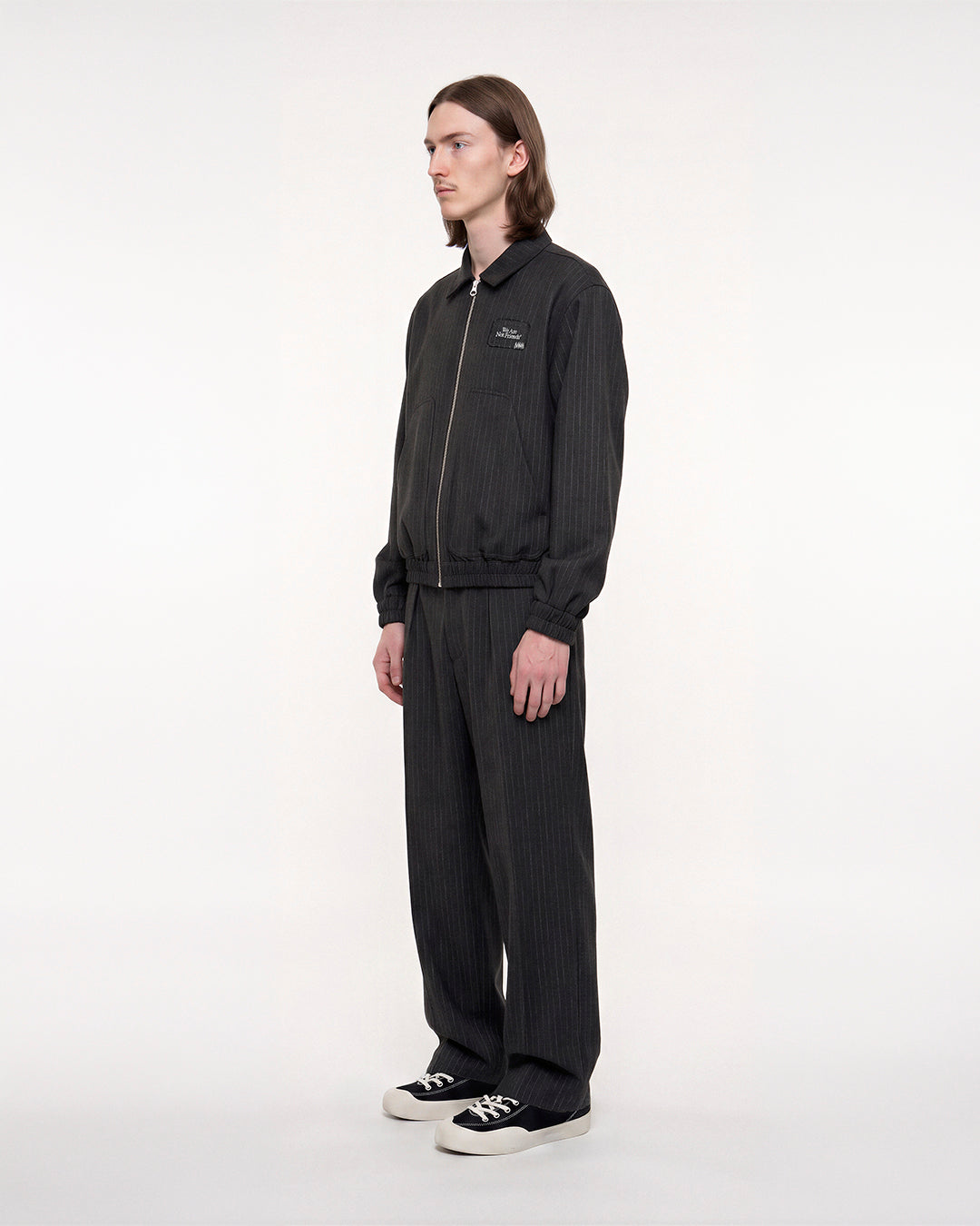 Pantalón WE ARE NOT FRIENDS Jimusho Tailored Negro, modelo lateral