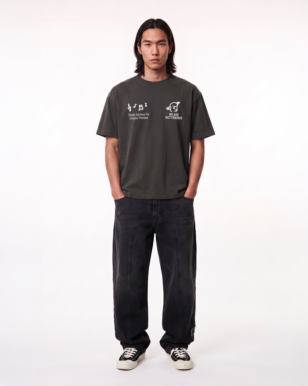 Camiseta WE ARE NOT FRIENDS Lamb Dancing Negra, modelo cuerpo entero