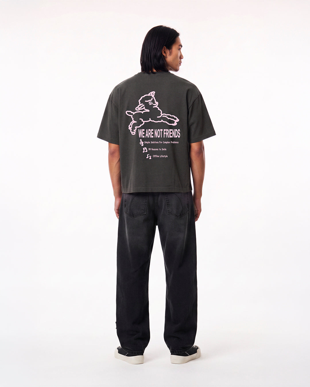 Camiseta WE ARE NOT FRIENDS Lamb Dancing Negra, modelo espalda