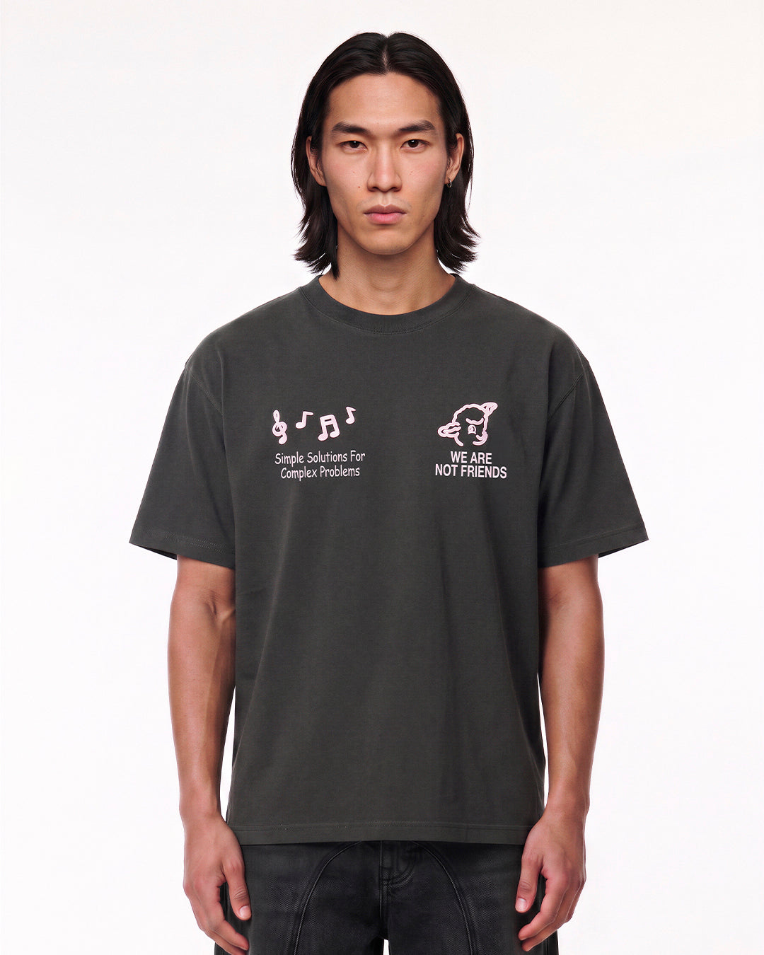 Camiseta WE ARE NOT FRIENDS Lamb Dancing Negra, modelo frontal