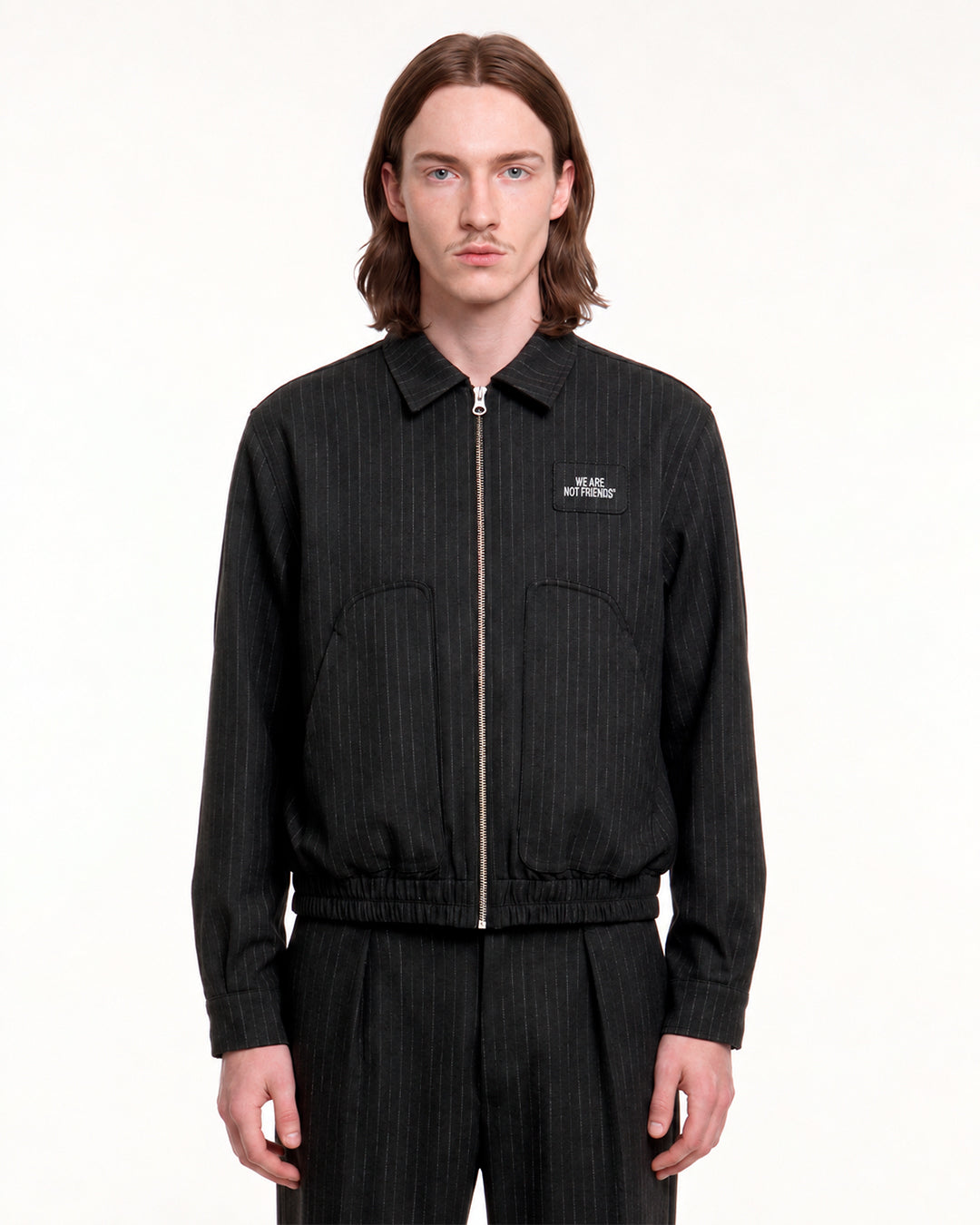 Chaqueta WE ARE NOT FRIENDS Tailored Club Negra, modelo frontal
