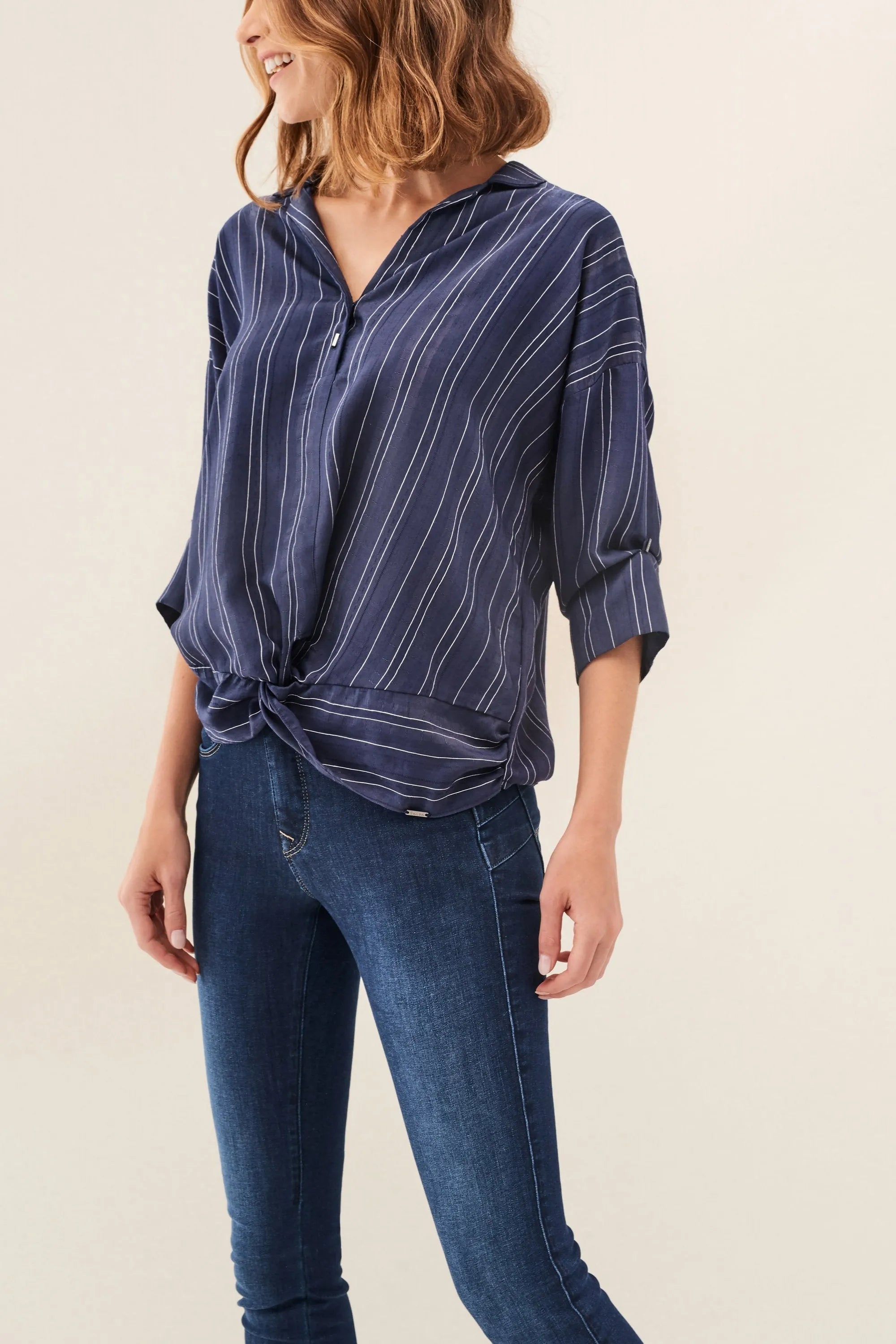 BLUSA CON DETALLE DE BOTONES - ECRU