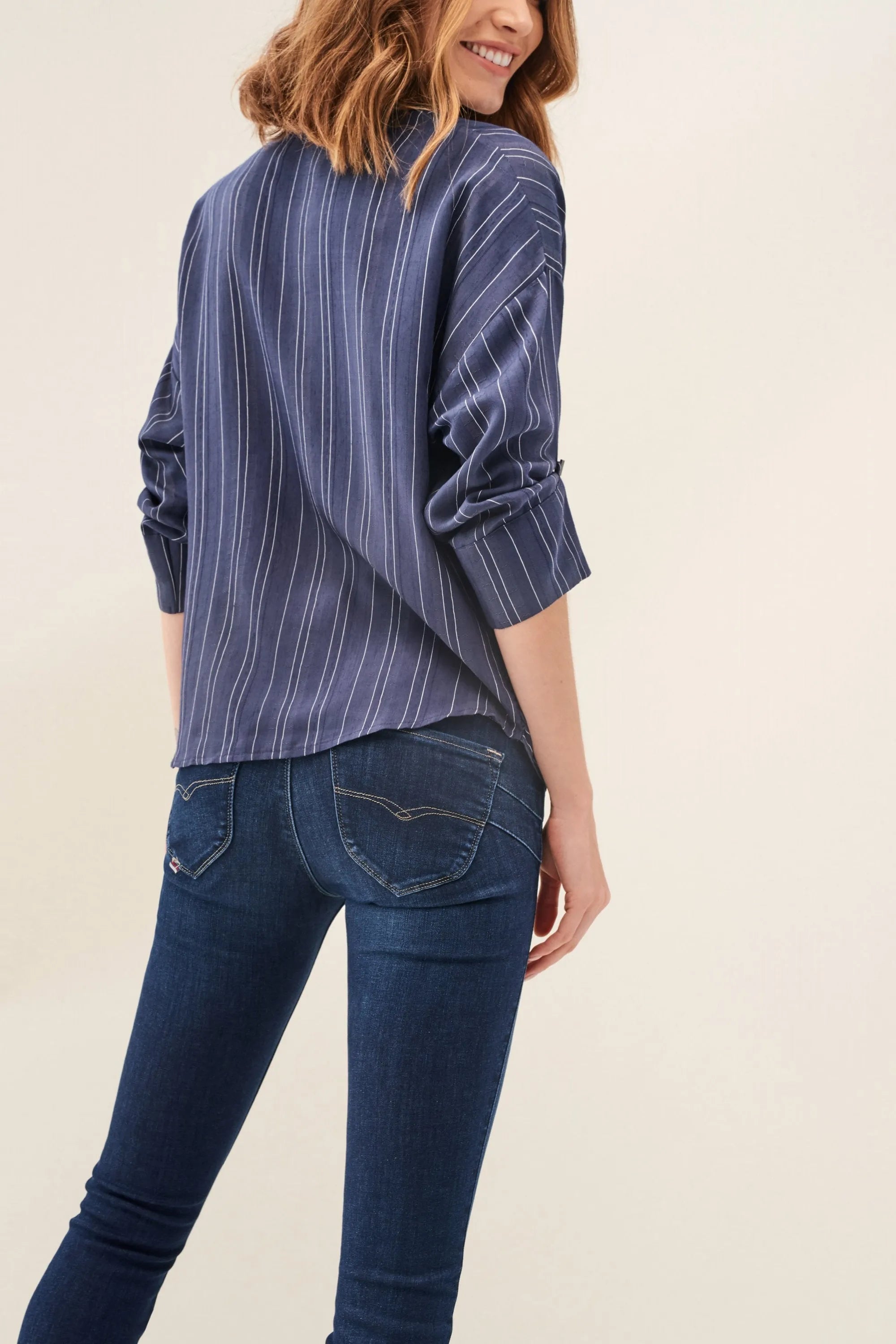 BLUSA CON DETALLE DE BOTONES - ECRU