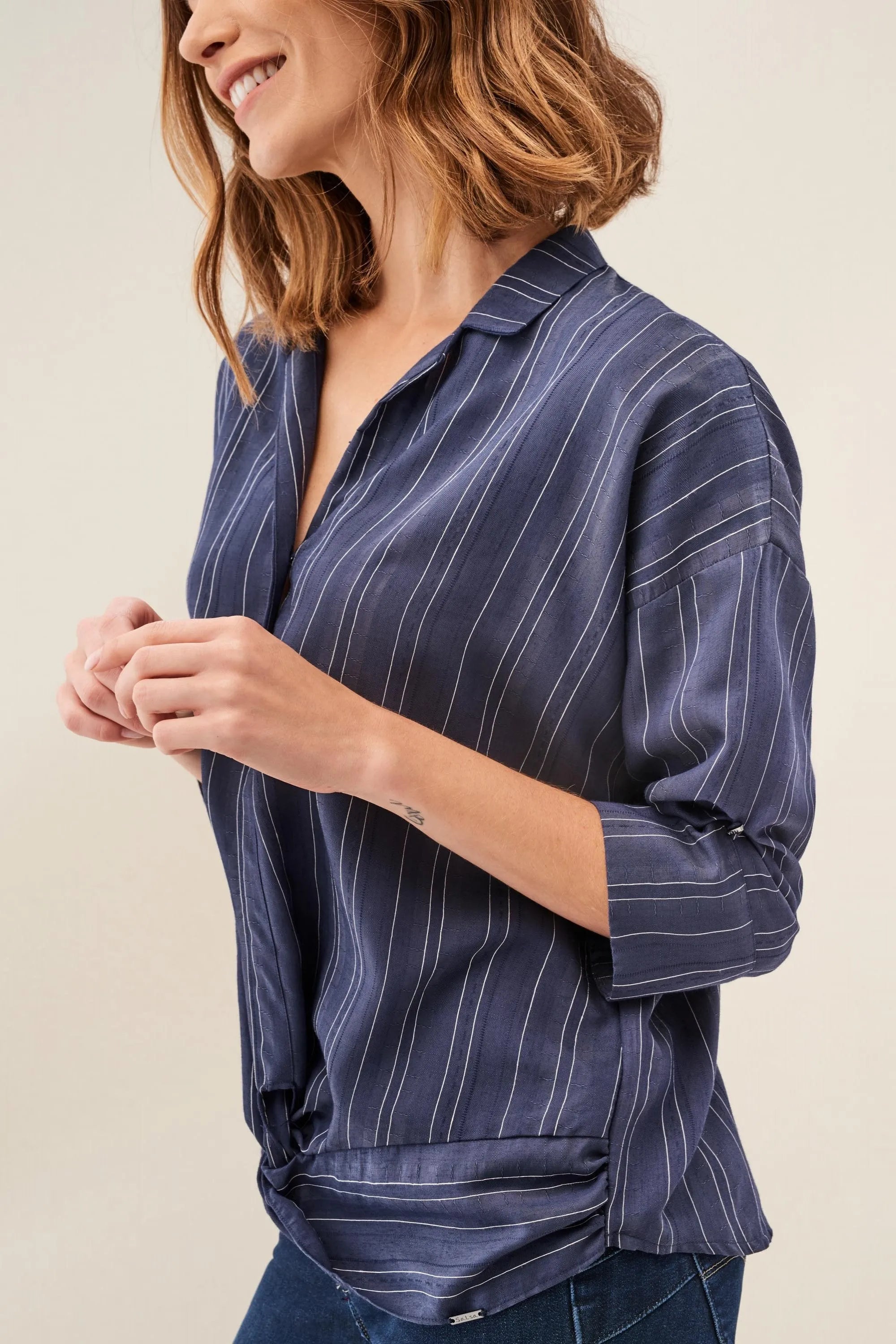 BLUSA CON DETALLE DE BOTONES - ECRU