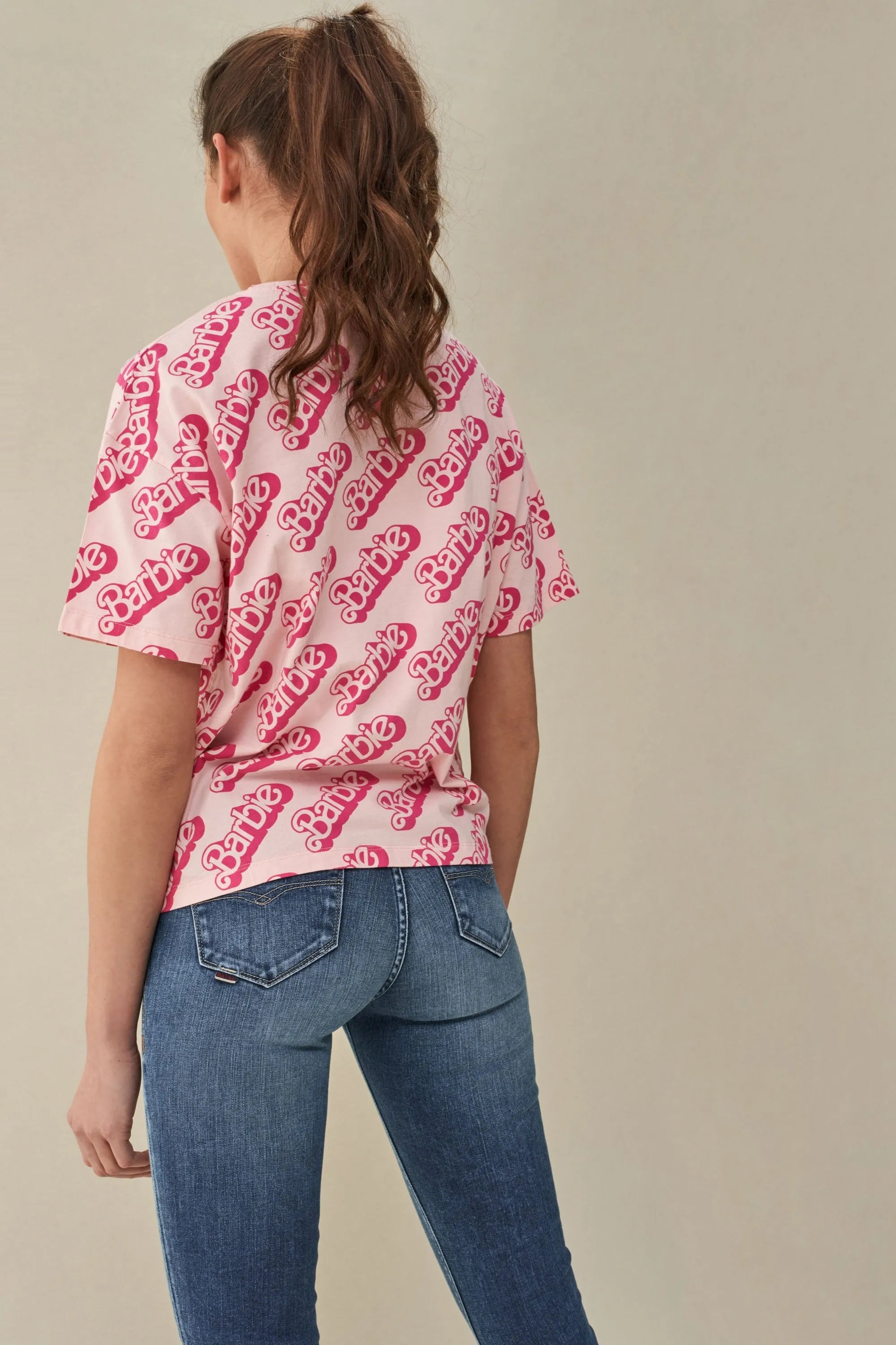 CAMISETA BARBIE CON PRINT ALLOVER - ECRU