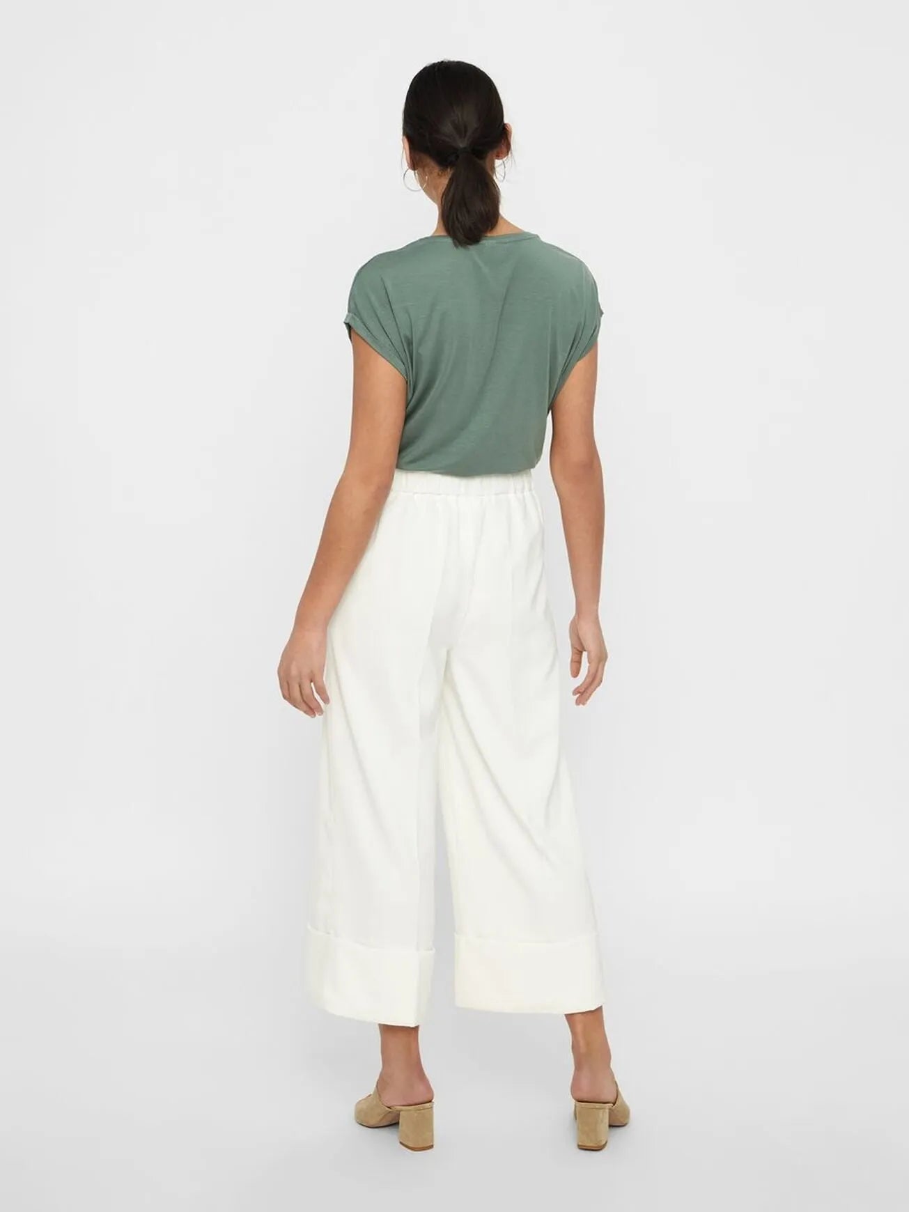 Camiseta Básica AWARE Laurel Wreath - ECRU