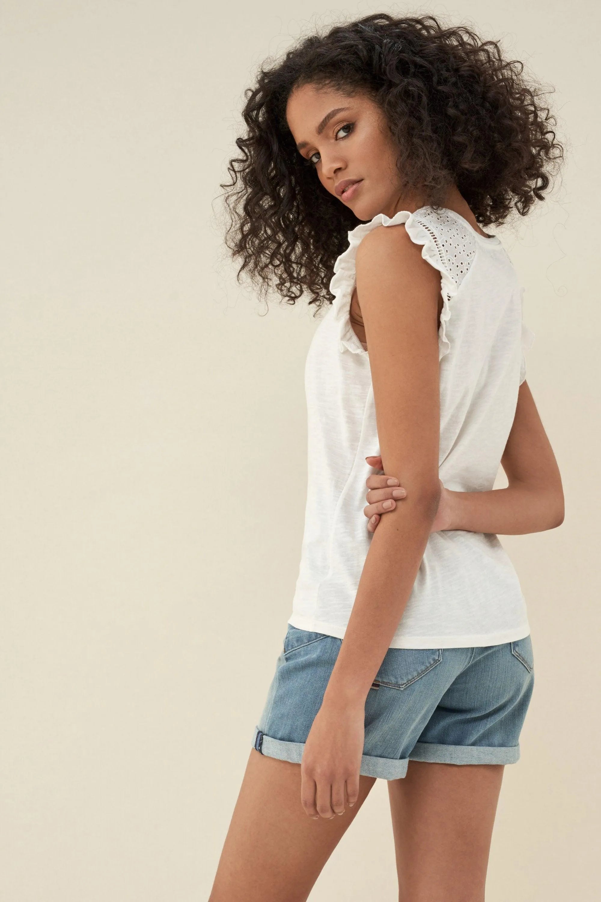 Camiseta con encaje y volantes en las mangas - ECRU