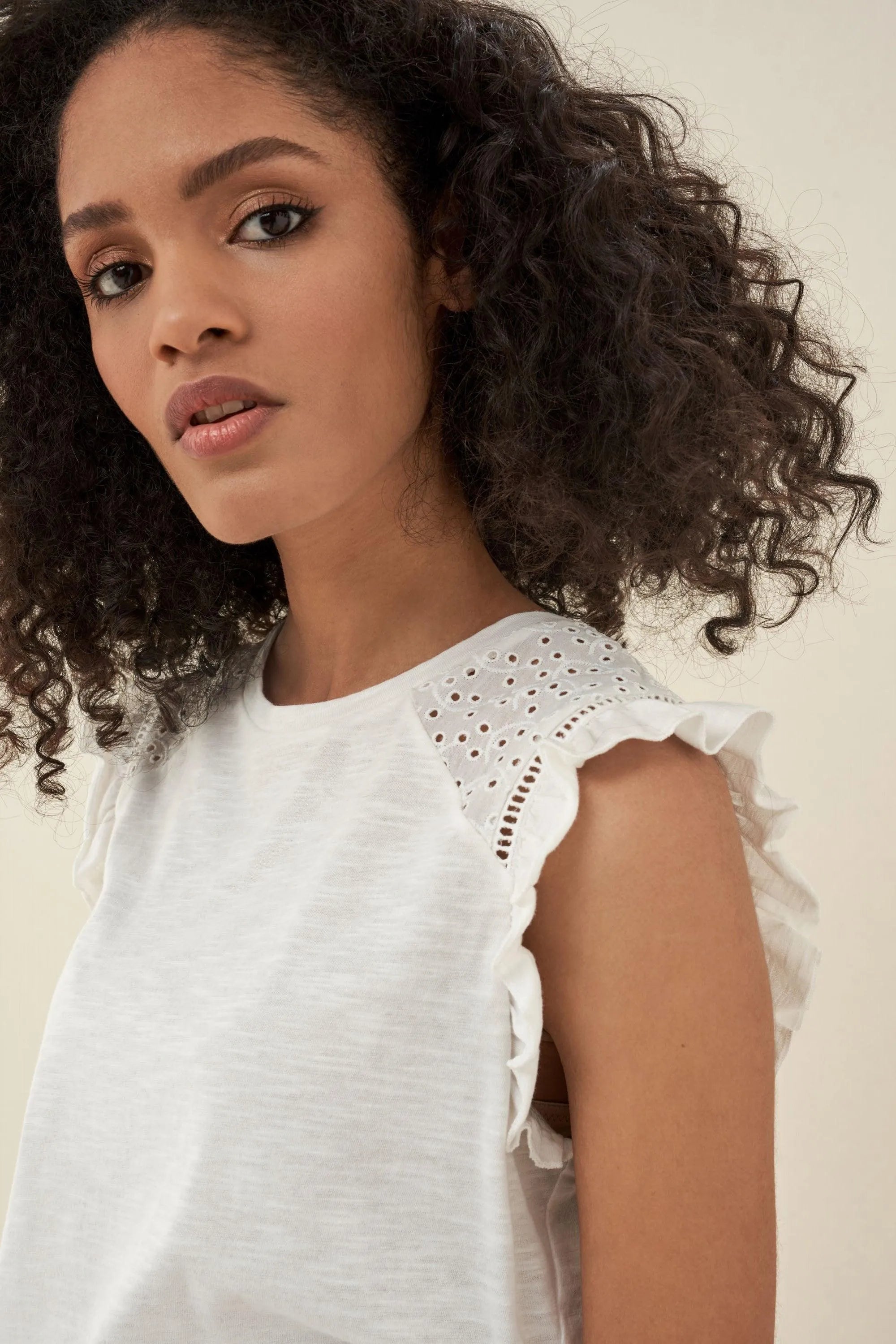 Camiseta con encaje y volantes en las mangas - ECRU