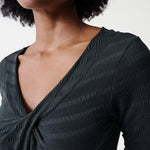 Camiseta con escote en nudo - ECRU