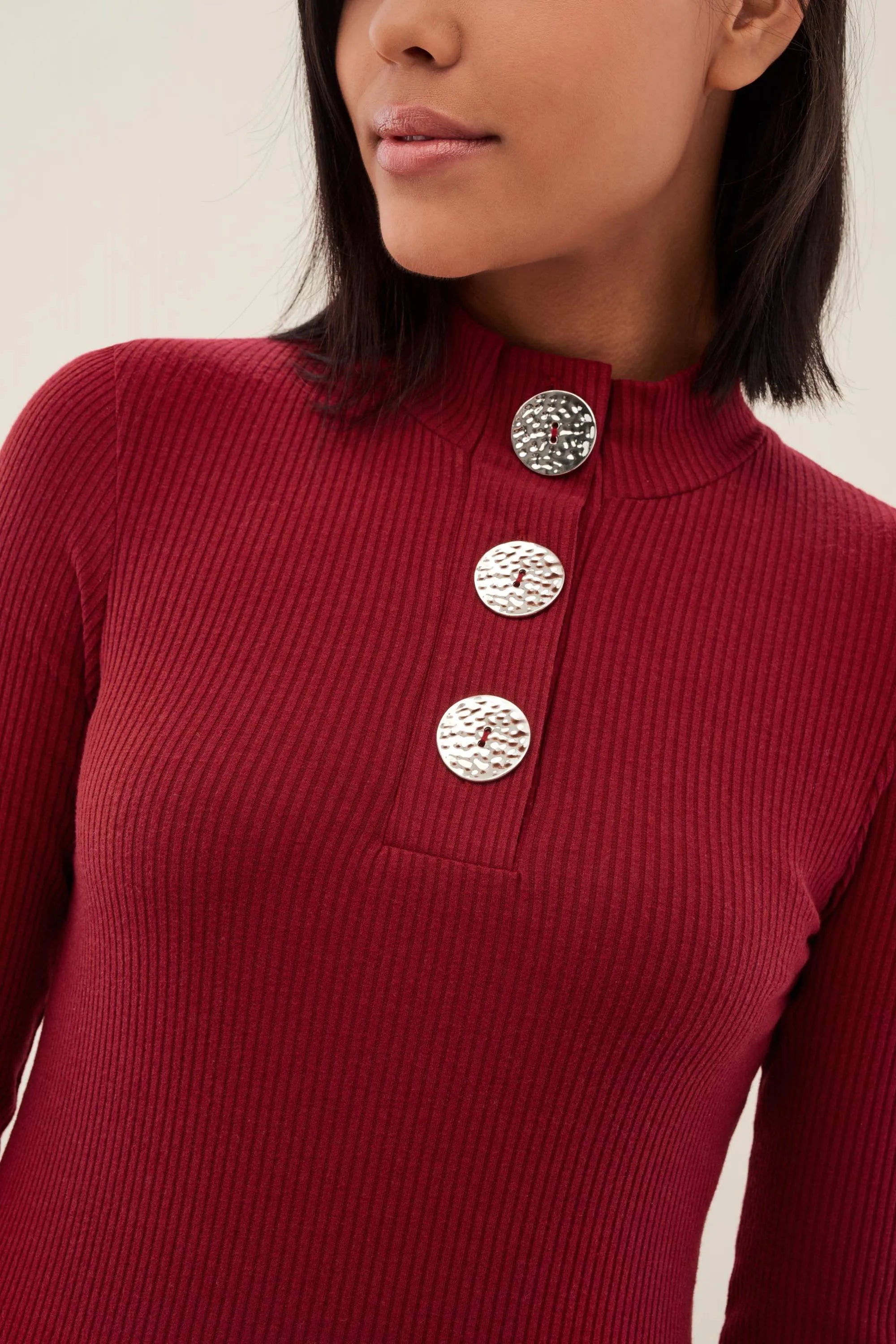 CAMISETA DE MANGA LARGA CON BOTONES EN EL ESCOTE - ECRU