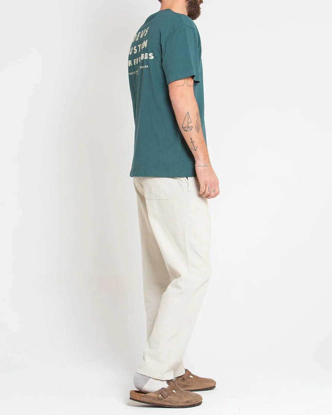 Camiseta Deus Ex Machina Layback Jasper Green - ECRU