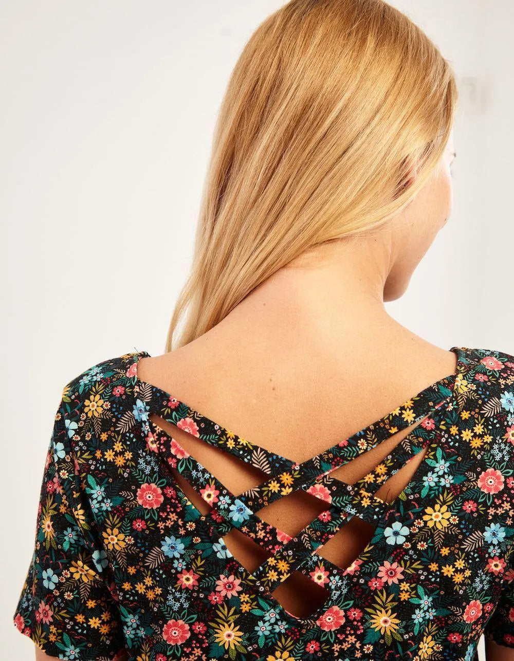 Camiseta Escote Espalda - ECRU