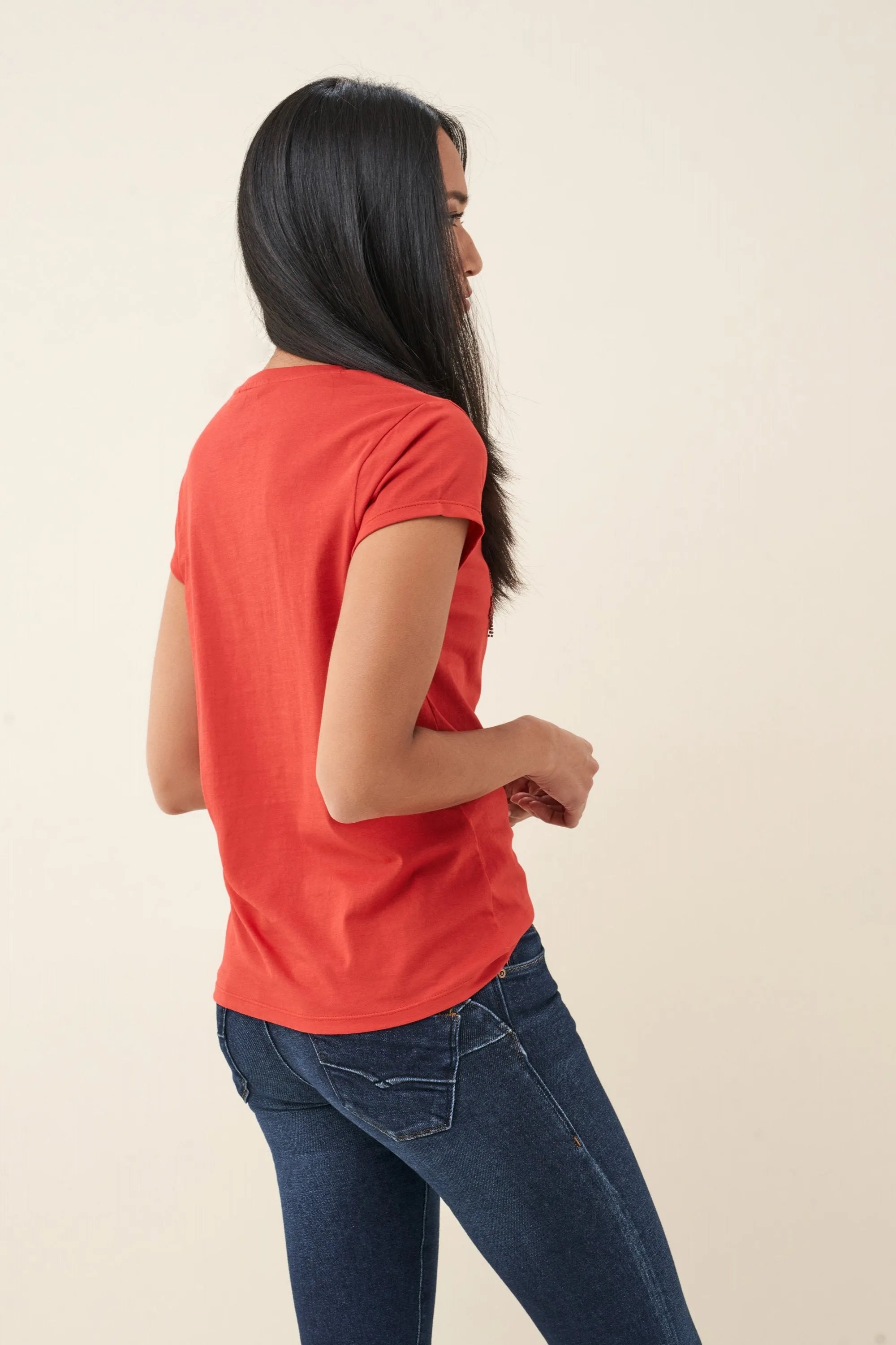 CAMISETA LOGO CON DETALLES PIEDRAS - ECRU