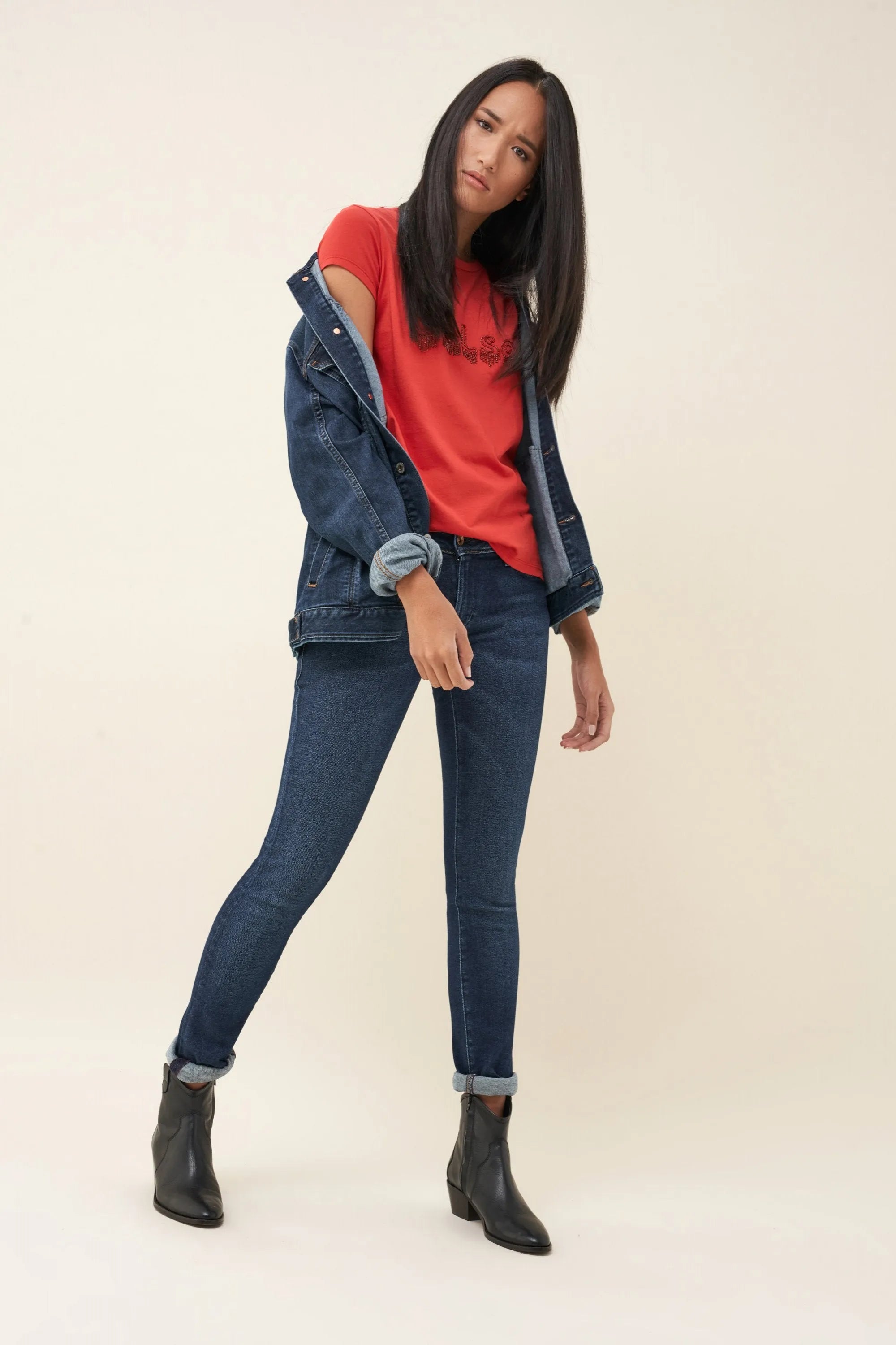 CAMISETA LOGO CON DETALLES PIEDRAS - ECRU