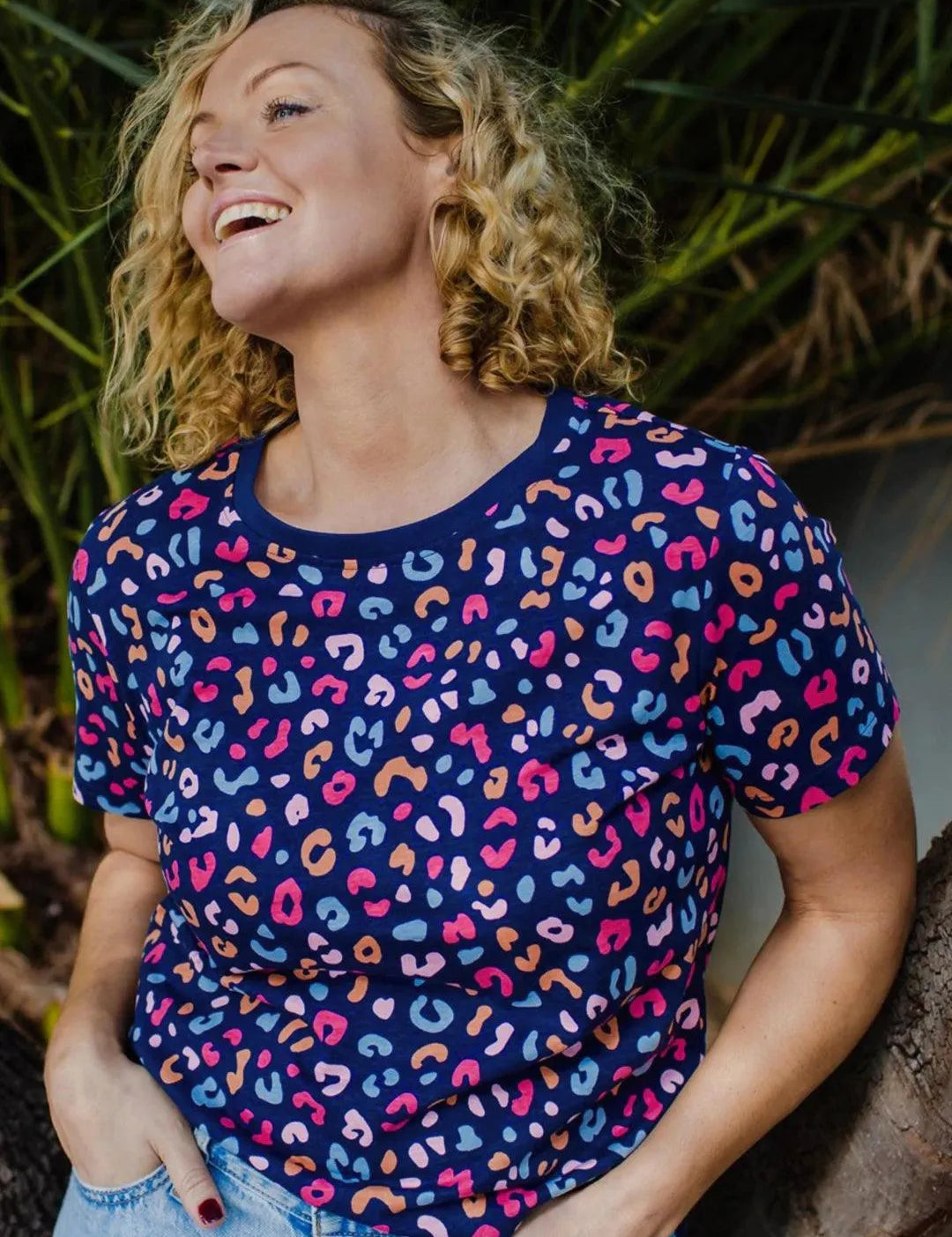 Camiseta Maggie Bright Navy Summer Leopard Print - ECRU