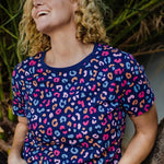 Camiseta Maggie Bright Navy Summer Leopard Print - ECRU