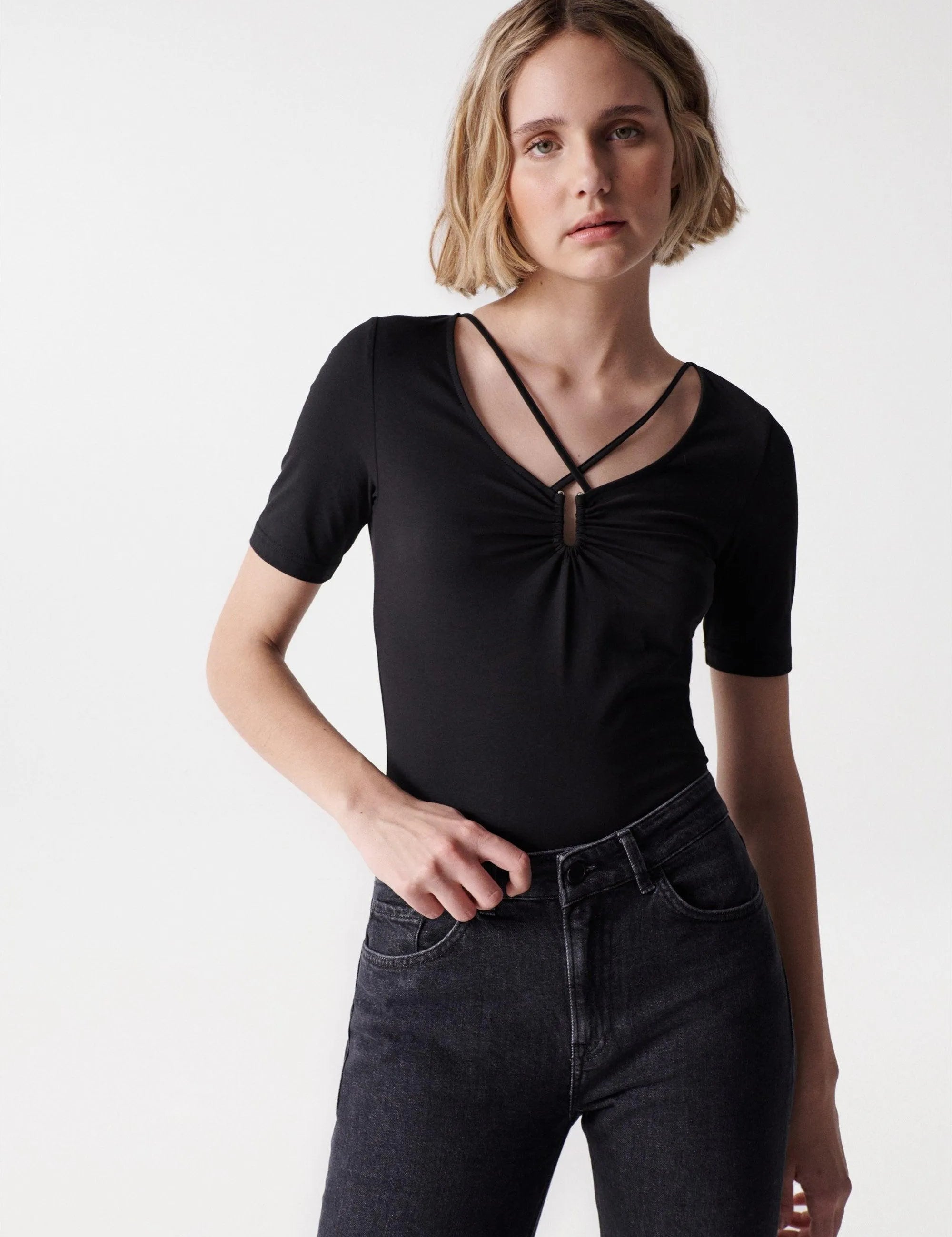 Camiseta Salsa Jeans de Mujer con Escote Asimétrico - ECRU