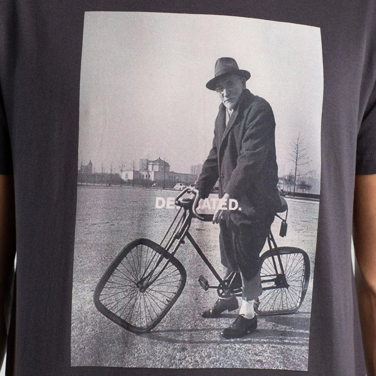 Camiseta Stockholm Square Tires - ECRU