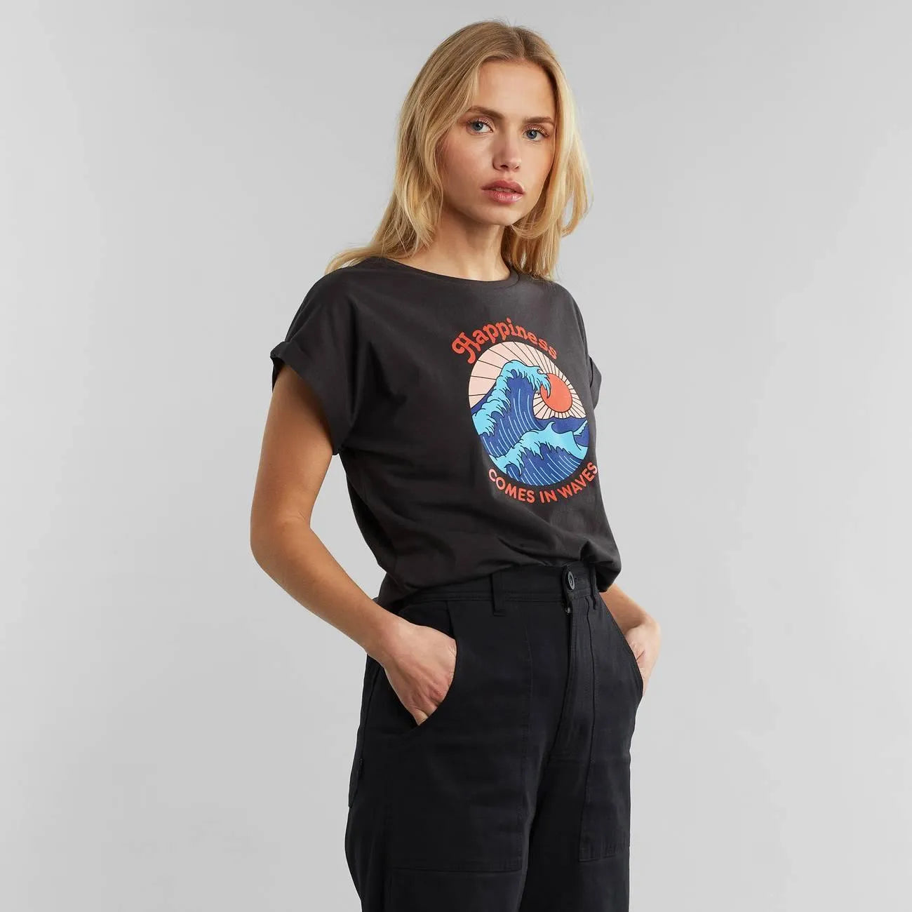 Camiseta Visby Happiness Charcoal - ECRU