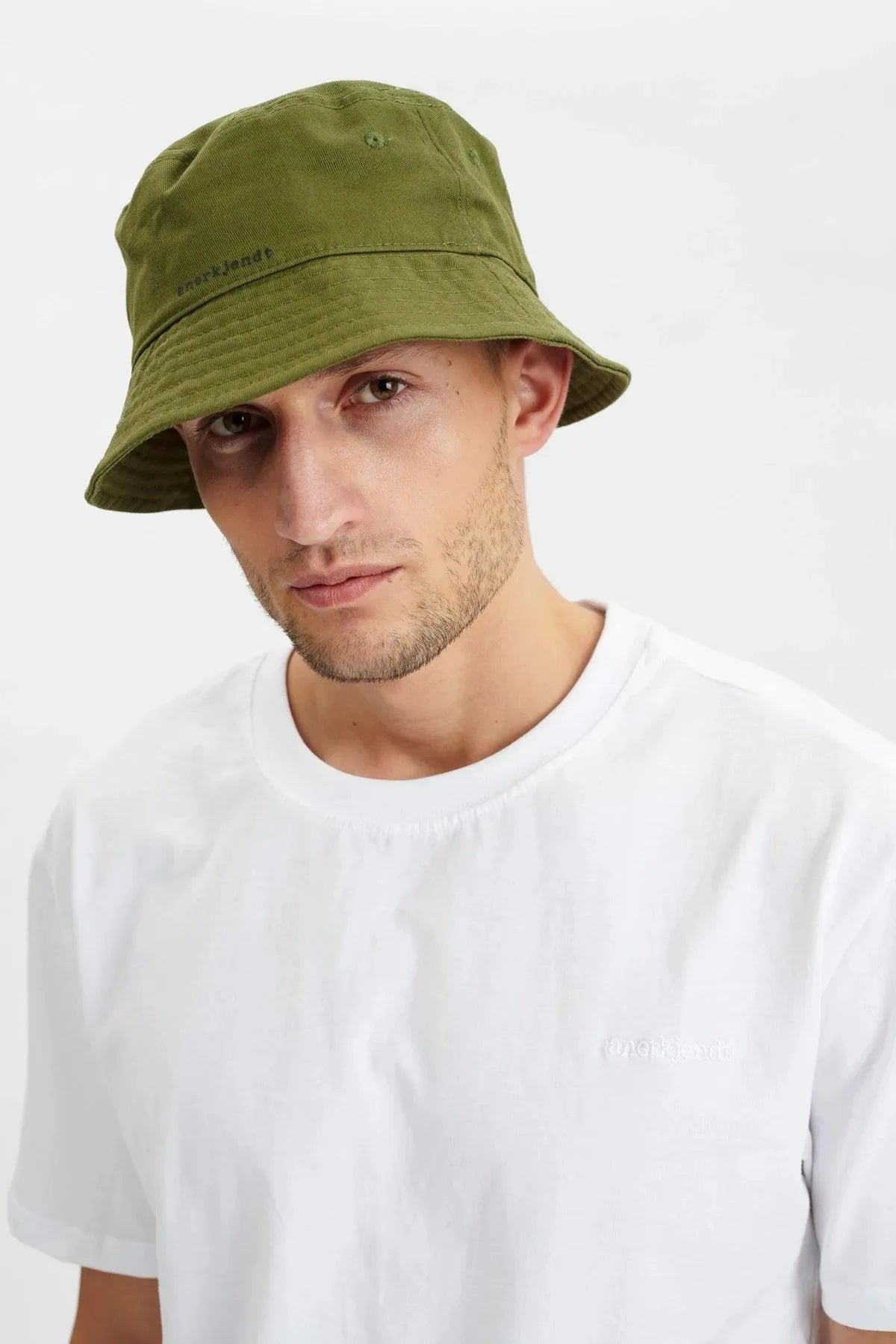 Gorro Bucket Akbøllehat canvas olivine - ECRU