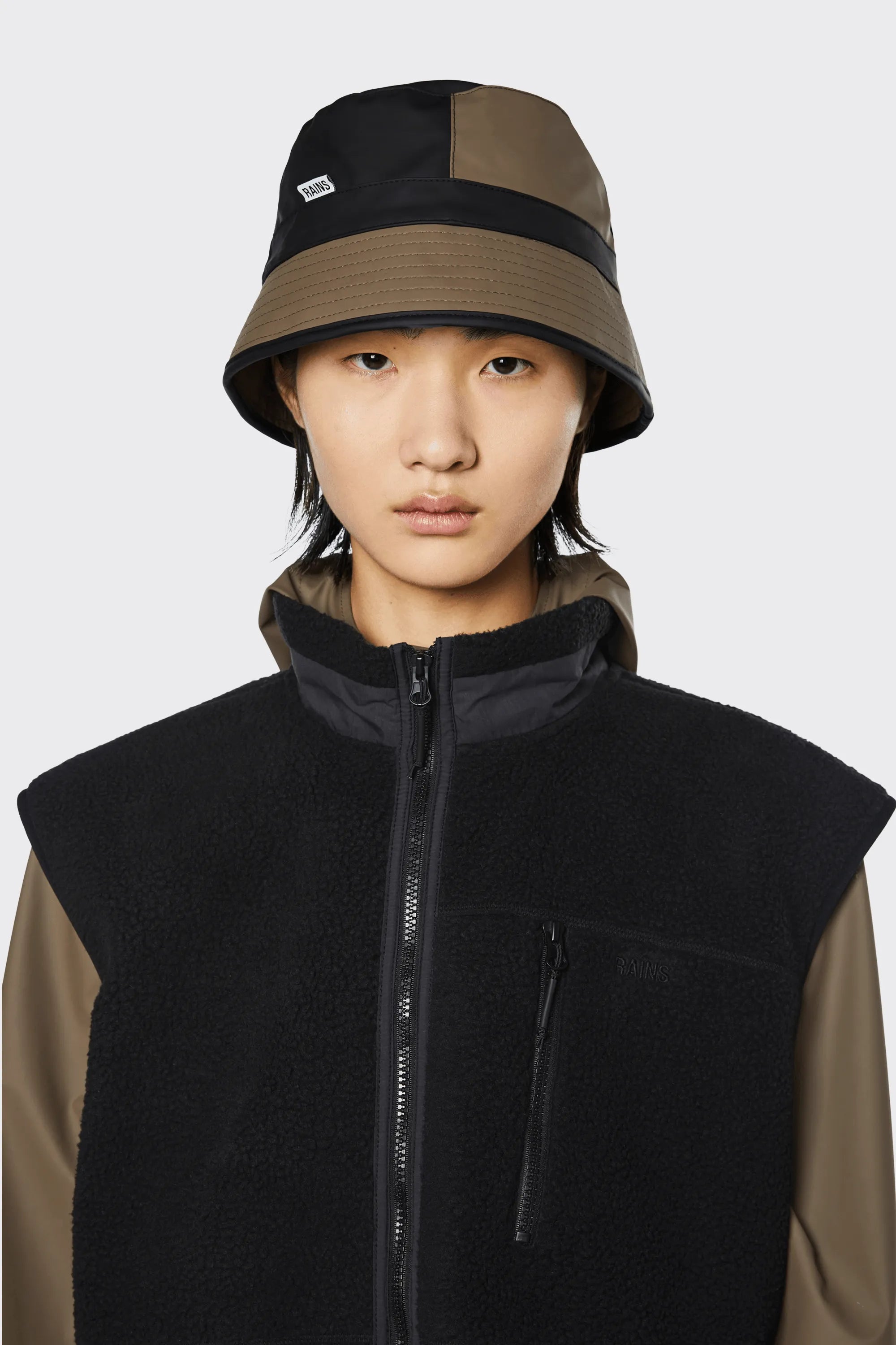 Gorro Bucket Rains Black Wood - ECRU