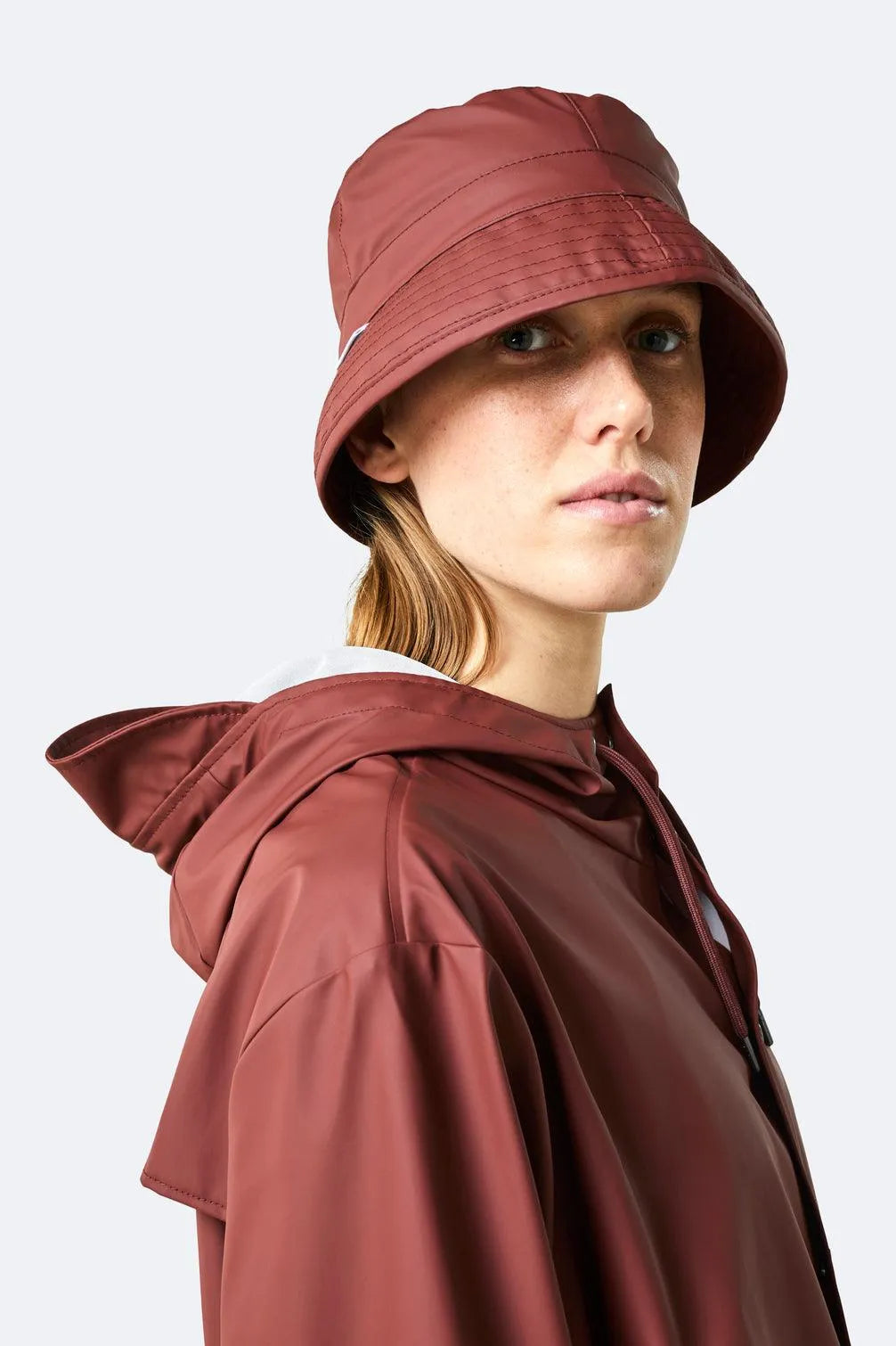 Gorro Bucket Rains Granate - ECRU