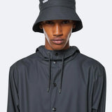 Gorro Bucket Rains Slate - ECRU