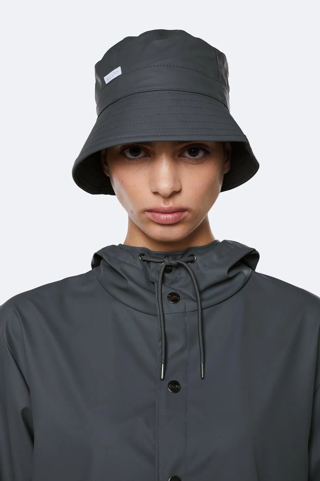 Gorro Bucket Rains Slate - ECRU