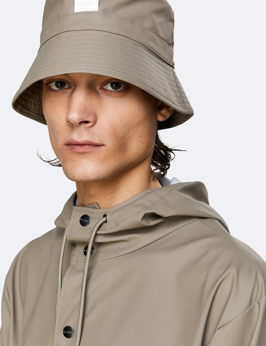 Gorro Bucket Rains Taupe - ECRU