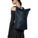Mochila Rains Rolltop Rucksack Navy - ECRU