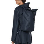 Mochila Rains Rolltop Rucksack Navy - ECRU