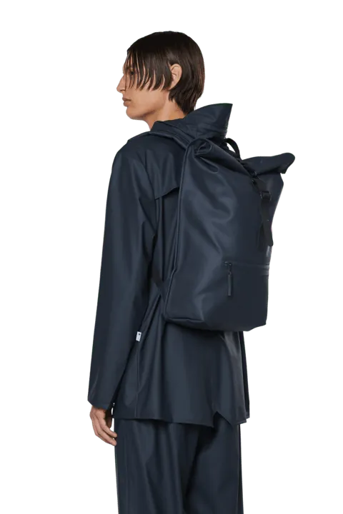 Mochila Rains Rolltop Rucksack Navy - ECRU