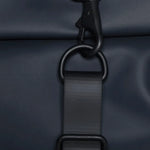 Mochila Rains Rolltop Rucksack Navy - ECRU