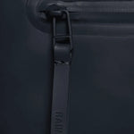 Mochila Rains Rolltop Rucksack Navy - ECRU