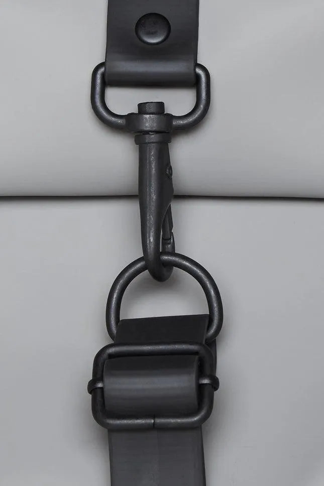 Mochila Rains Rolltop Rucksack Rock - ECRU