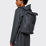 Mochila Rains Rolltop Rucksack Slate - ECRU