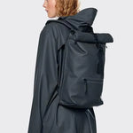 Mochila Rains Rolltop Rucksack Slate - ECRU
