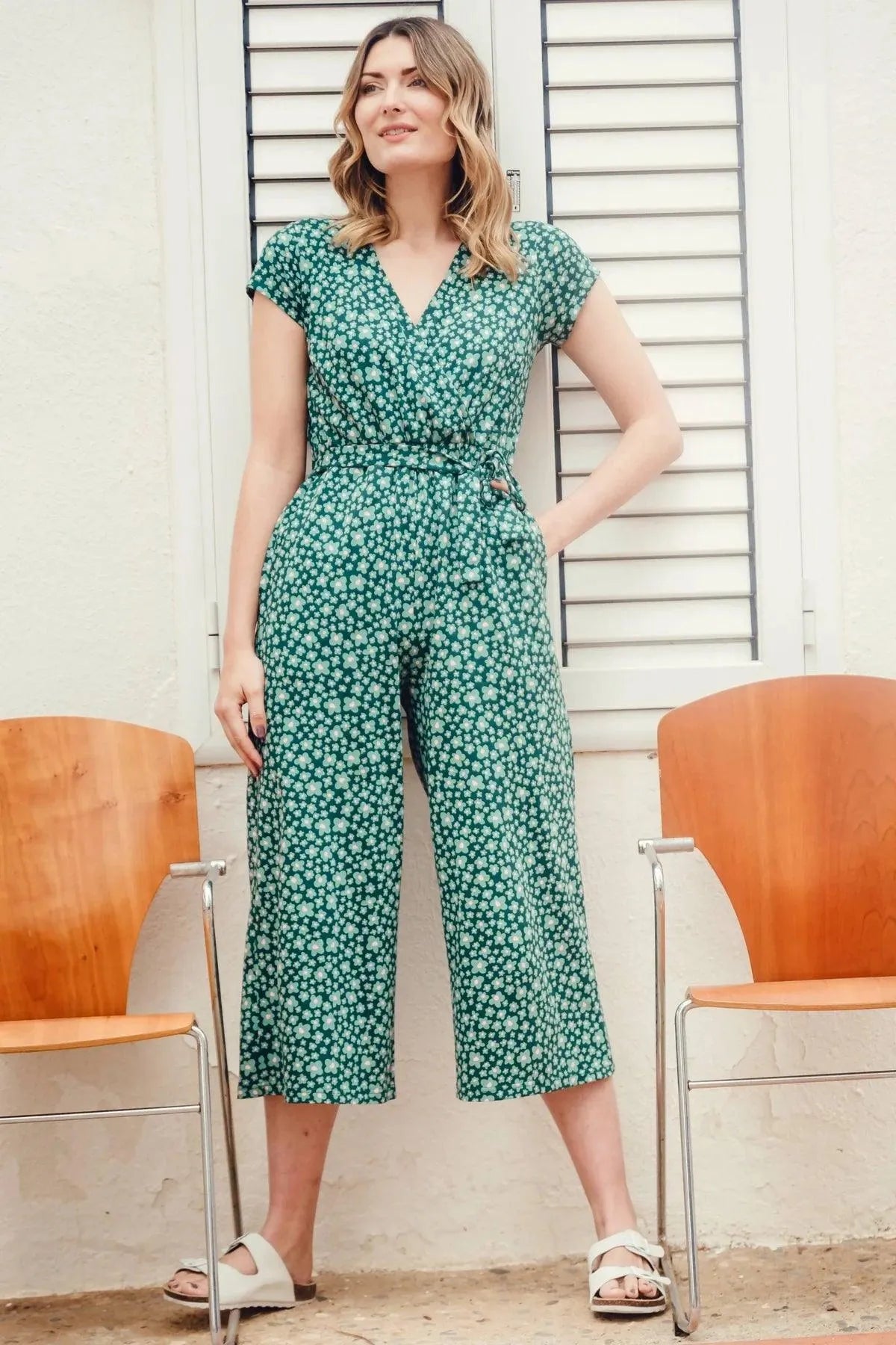 Mono Sugarhill Katrina Cropped Jersey Dark Green Field of Daisies - ECRU