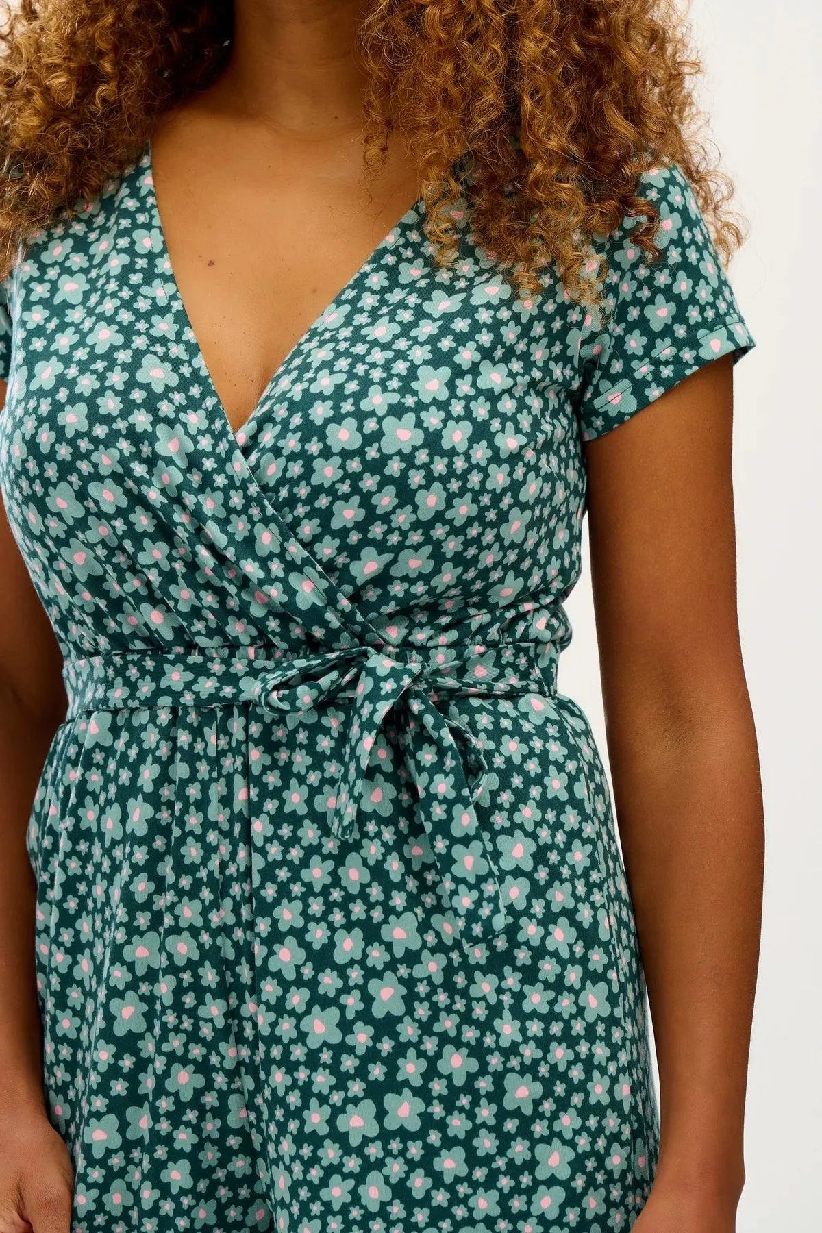 Mono Sugarhill Katrina Cropped Jersey Dark Green Field of Daisies - ECRU