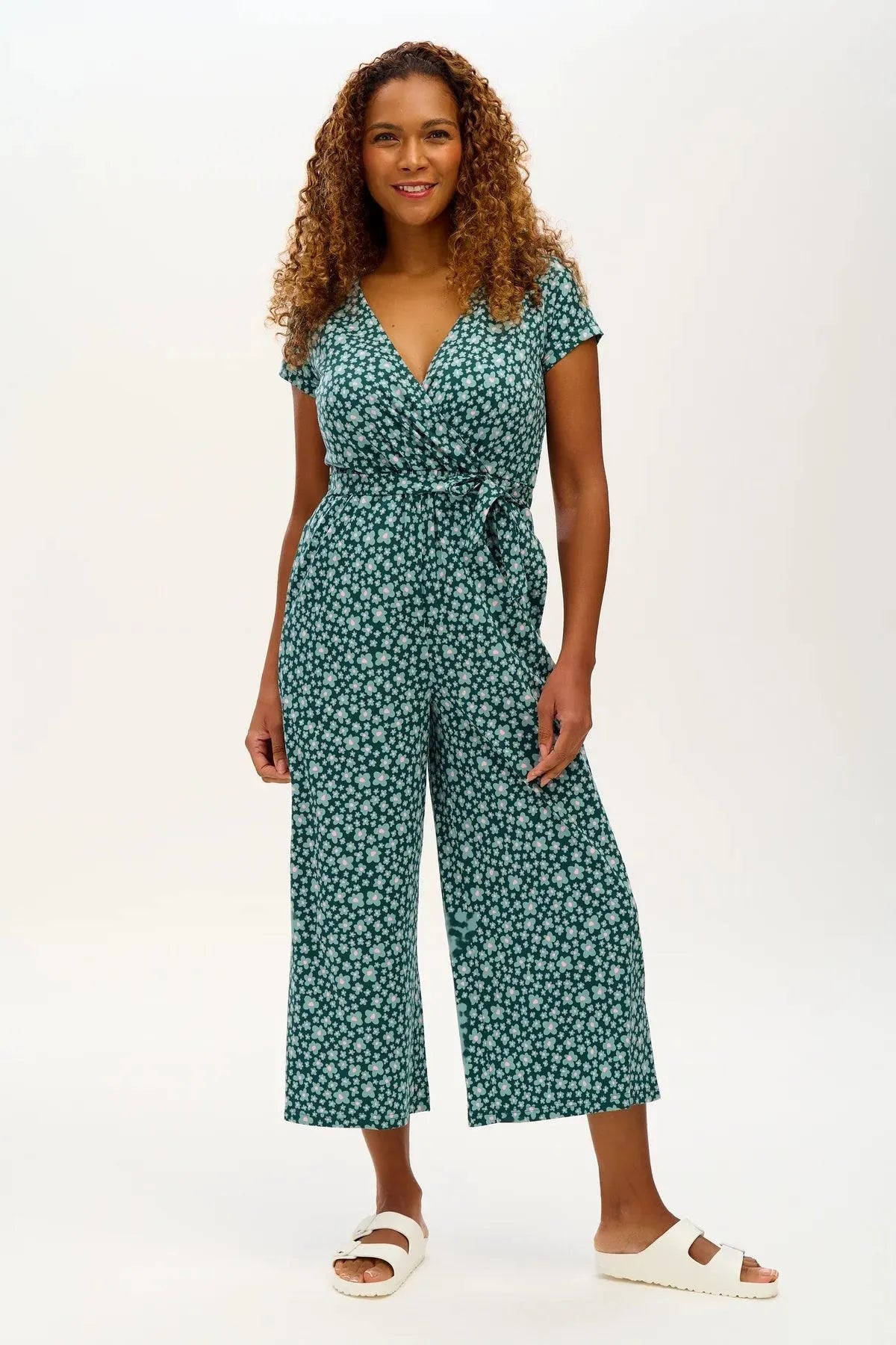 Mono Sugarhill Katrina Cropped Jersey Dark Green Field of Daisies - ECRU