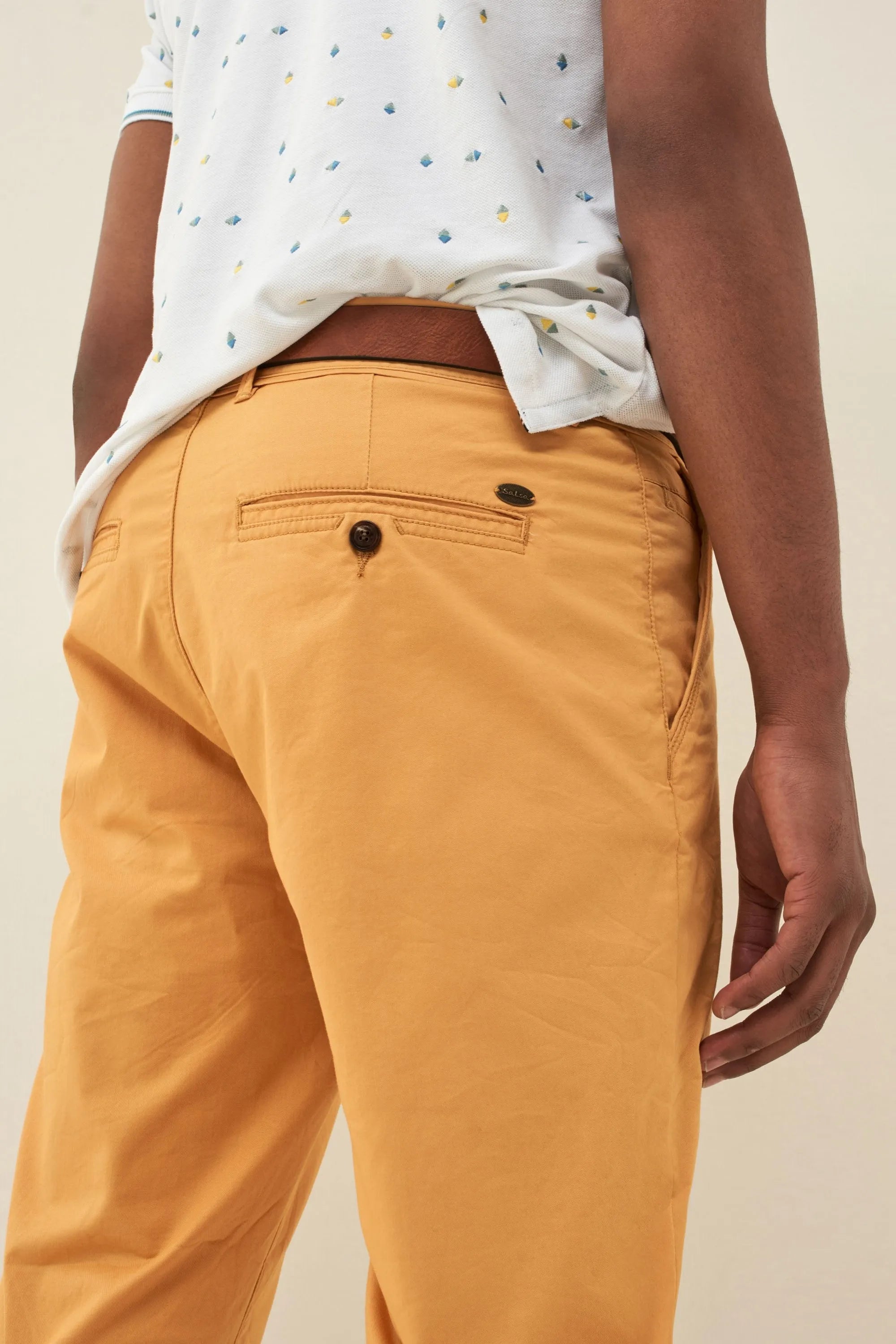 PANTALÓN CHINO ANDY SLIM CON CINTURÓN DE REGALO - ECRU