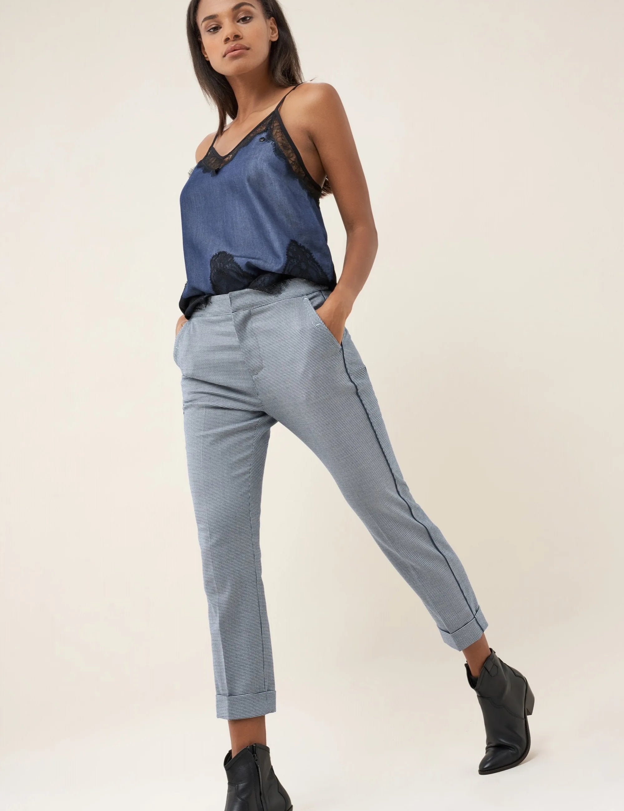 PANTALÓN COLETTE CAPRI CON FANTASÍA - ECRU