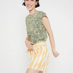 Pantalón corto amplio con cinturón estampado de cebra - ECRU